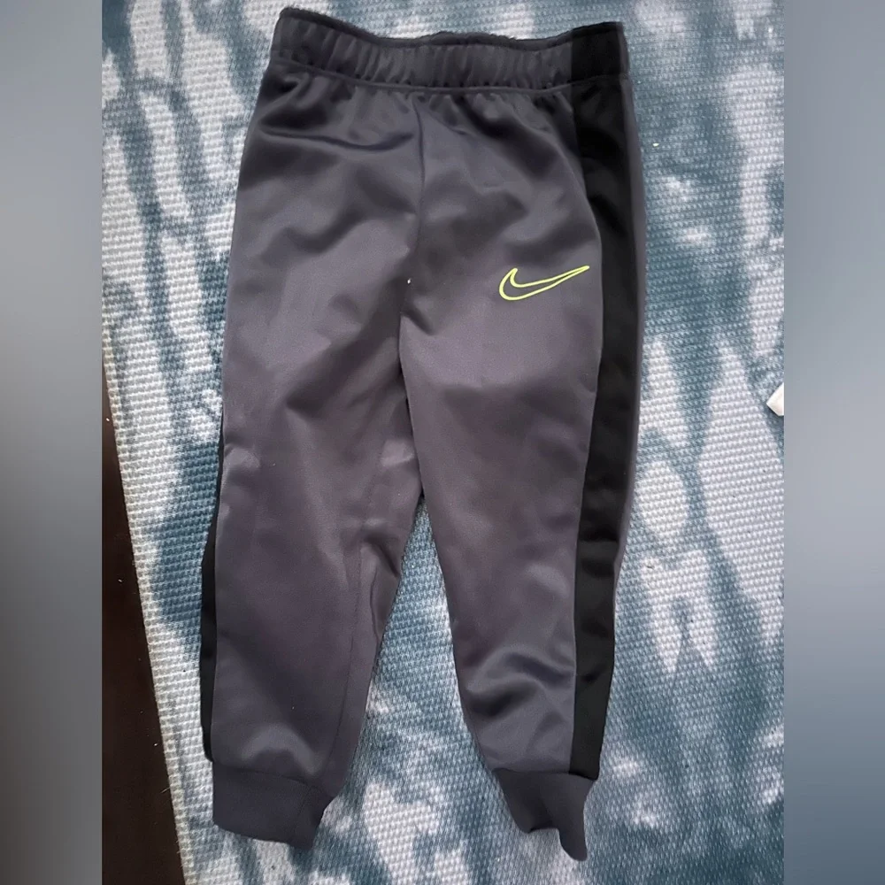Nike outfit top and bottom for baby/toddler